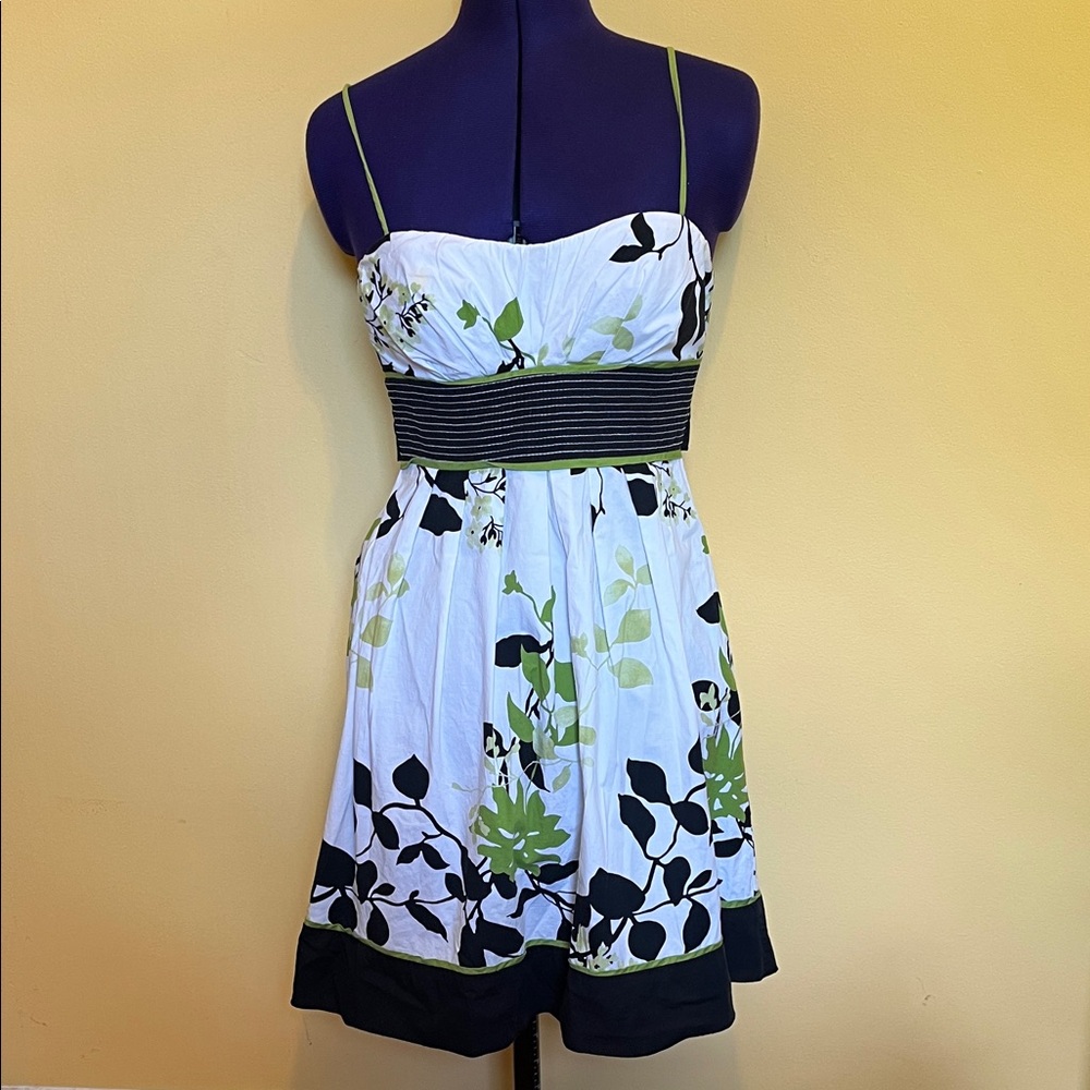 Black White and Green Floral Fit and Flare Dress Jrs size 1